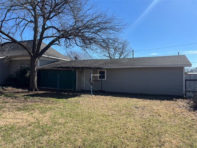 316 E Spring Street, Henrietta, TX 76365