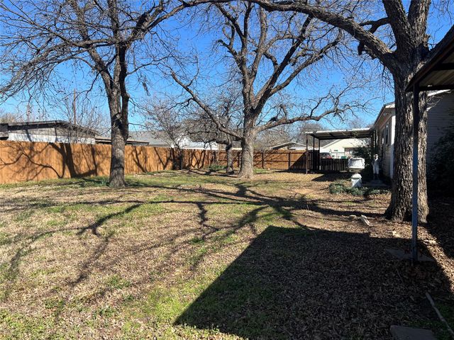 316 E Spring Street, Henrietta, TX 76365