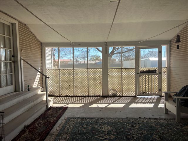 316 E Spring Street, Henrietta, TX 76365