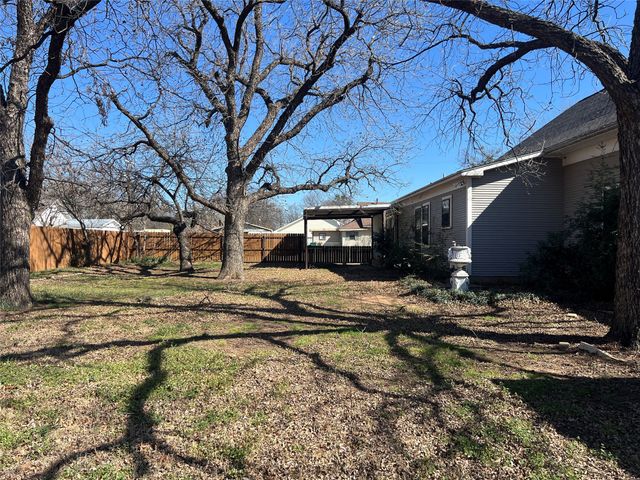 316 E Spring Street, Henrietta, TX 76365