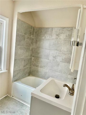 936 Vineshire Road, Cleveland Heights, OH 44121