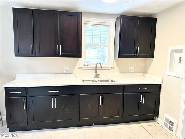 936 Vineshire Road, Cleveland Heights, OH 44121