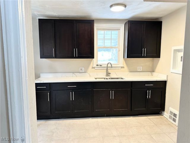 936 Vineshire Road, Cleveland Heights, OH 44121