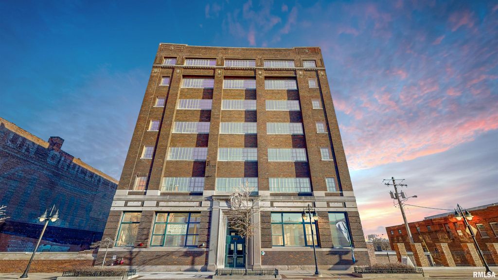 812 SW WASHINGTON Street, Peoria, IL 61602