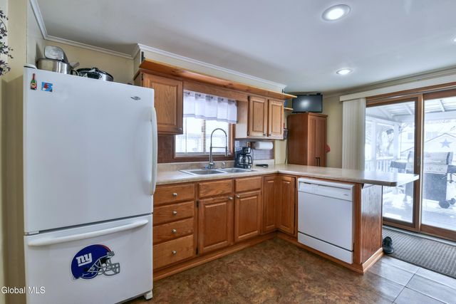 96 6th Avenue, Gloversville, NY 12078