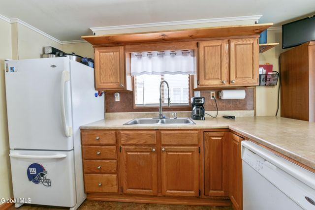 96 6th Avenue, Gloversville, NY 12078