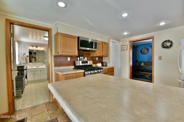 96 6th Avenue, Gloversville, NY 12078