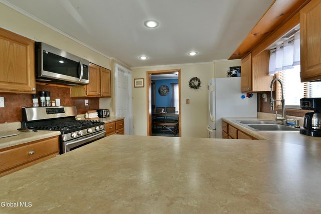 96 6th Avenue, Gloversville, NY 12078