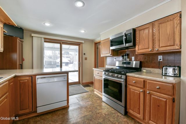 96 6th Avenue, Gloversville, NY 12078