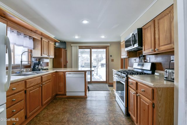 96 6th Avenue, Gloversville, NY 12078