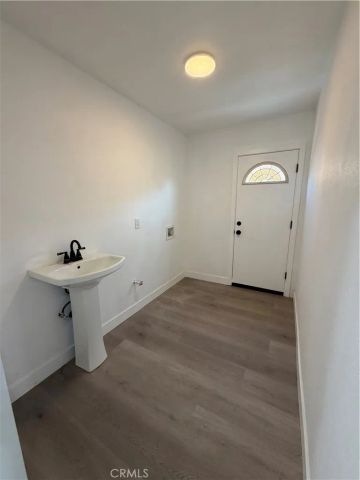 4706 8th Avenue, Los Angeles, CA 90043