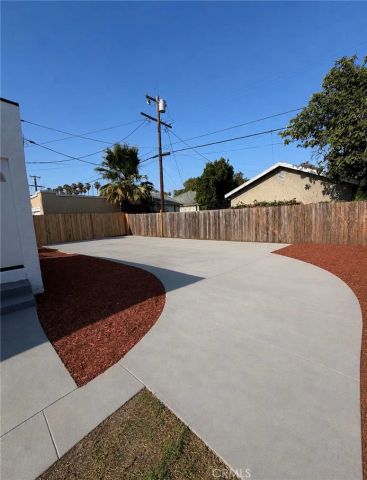 4706 8th Avenue, Los Angeles, CA 90043