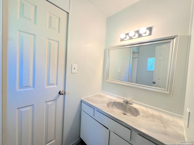 1139 Hidden Fawn, Canyon Lake, TX 78133