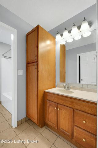 8811 Astrid Ave, Louisville, KY 40228