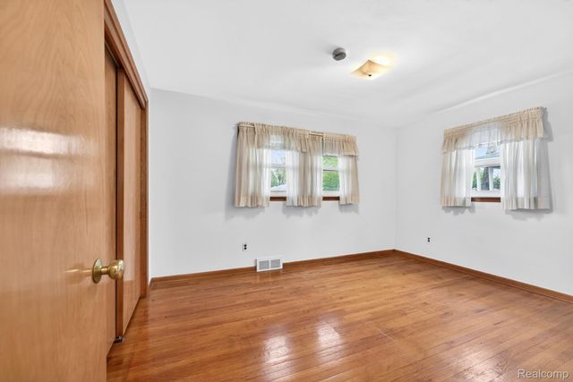 8300 Kinmore Street, Dearborn Heights, MI 48127