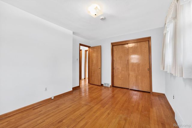 8300 Kinmore Street, Dearborn Heights, MI 48127