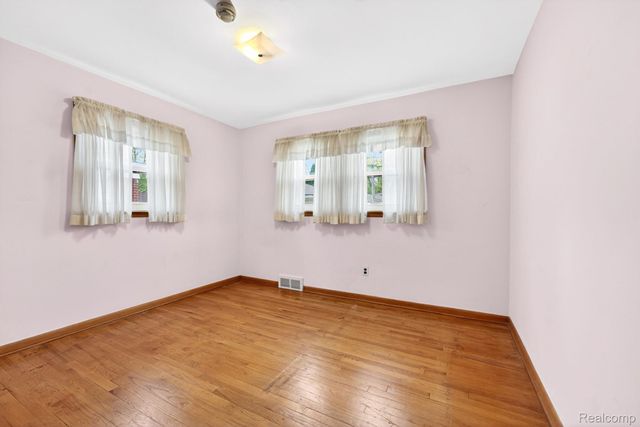 8300 Kinmore Street, Dearborn Heights, MI 48127