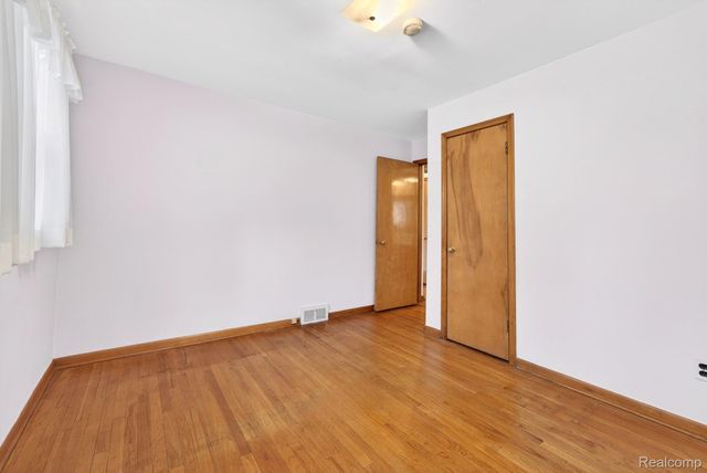 8300 Kinmore Street, Dearborn Heights, MI 48127