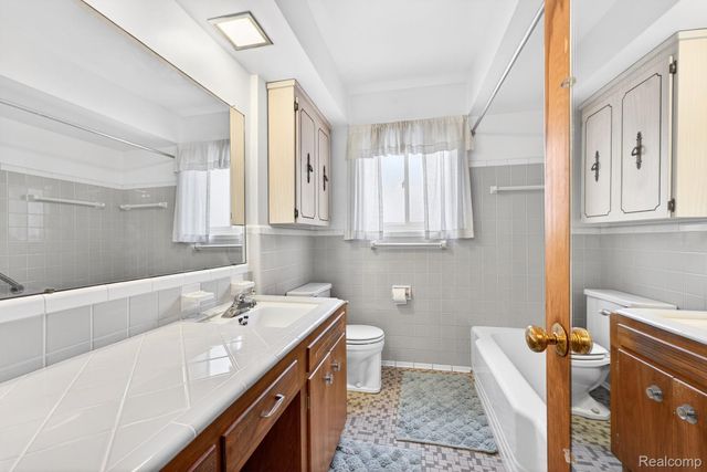 8300 Kinmore Street, Dearborn Heights, MI 48127