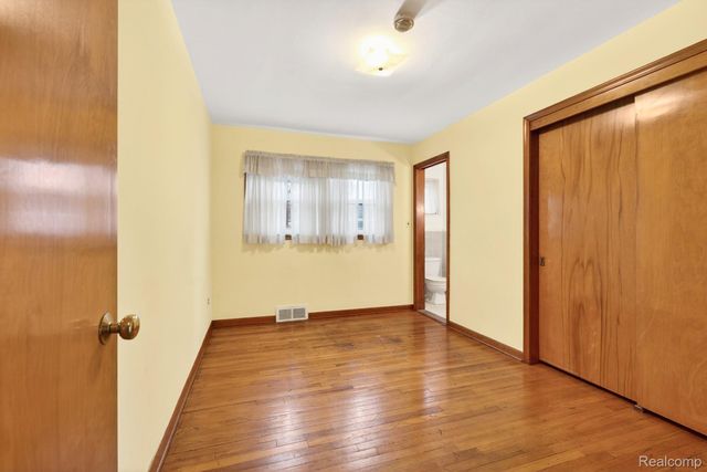 8300 Kinmore Street, Dearborn Heights, MI 48127