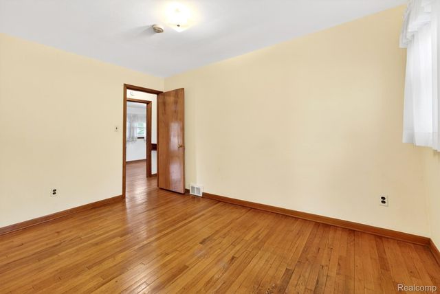8300 Kinmore Street, Dearborn Heights, MI 48127