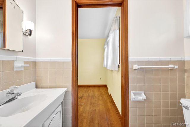 8300 Kinmore Street, Dearborn Heights, MI 48127