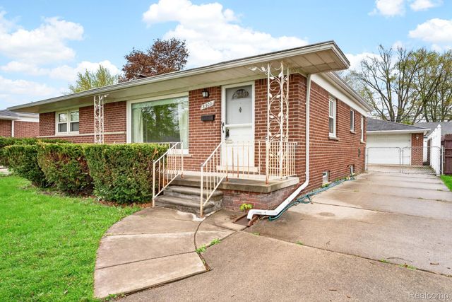 8300 Kinmore Street, Dearborn Heights, MI 48127