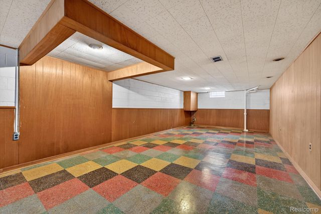 8300 Kinmore Street, Dearborn Heights, MI 48127