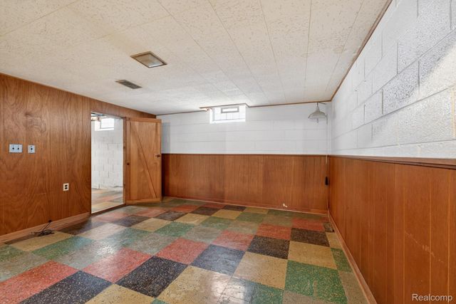 8300 Kinmore Street, Dearborn Heights, MI 48127