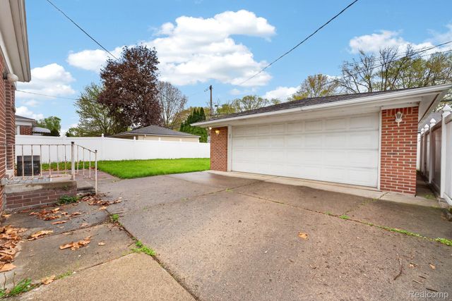 8300 Kinmore Street, Dearborn Heights, MI 48127