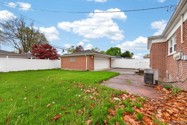 8300 Kinmore Street, Dearborn Heights, MI 48127