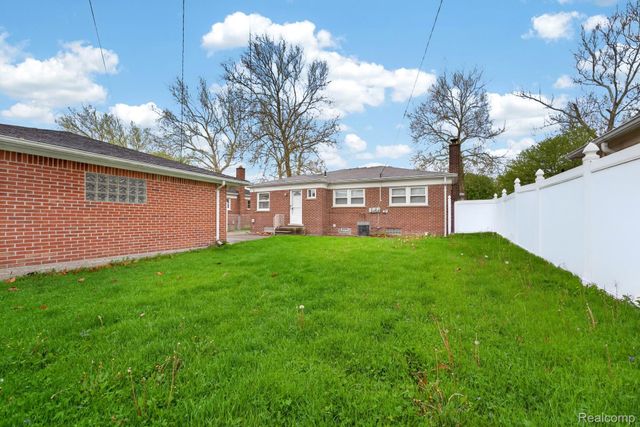 8300 Kinmore Street, Dearborn Heights, MI 48127