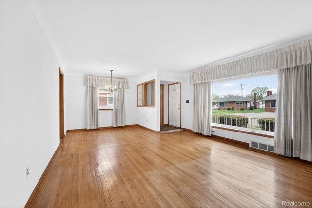 8300 Kinmore Street, Dearborn Heights, MI 48127