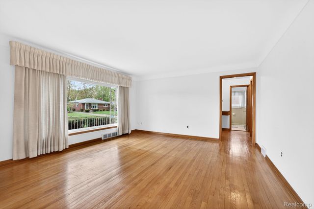 8300 Kinmore Street, Dearborn Heights, MI 48127