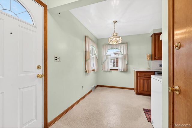 8300 Kinmore Street, Dearborn Heights, MI 48127