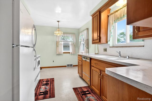 8300 Kinmore Street, Dearborn Heights, MI 48127
