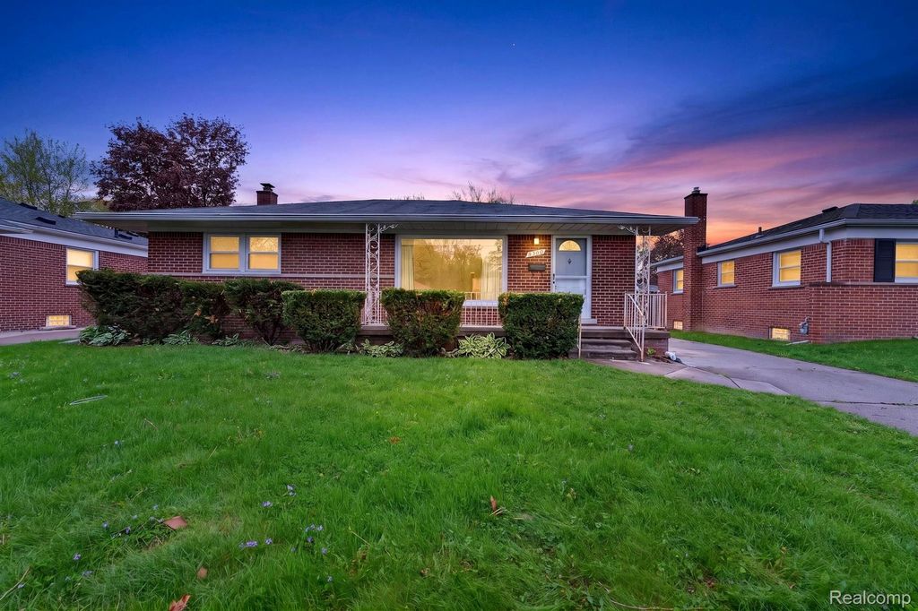 8300 Kinmore Street, Dearborn Heights, MI 48127