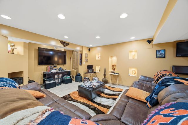 1249 W PARLIAMENT Street, Crete, IL 60417