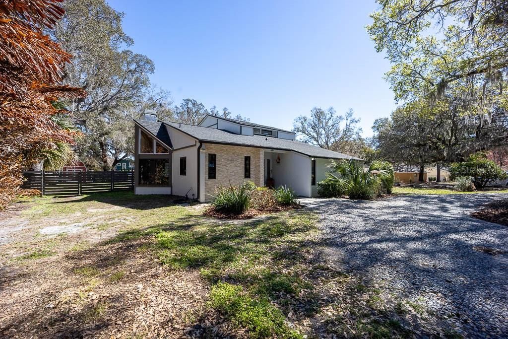 Image 2 of property listing at 735 OAKDALE STREET, Windermere, FL 34786