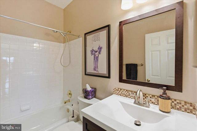 43605 WEMBLEY LN, Chantilly, VA 20152