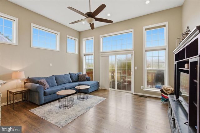 43605 WEMBLEY LN, Chantilly, VA 20152