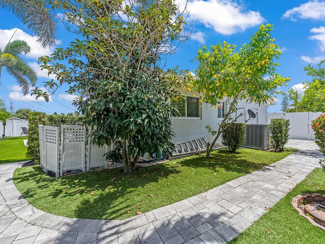 801 SE 14th Street, Deerfield Beach, FL 33441