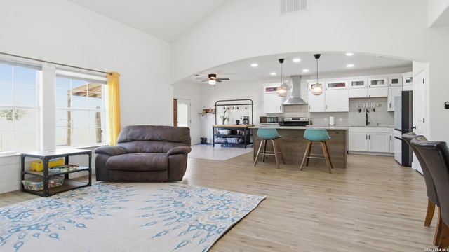 105 Hidden Haven, Floresville, TX 78114