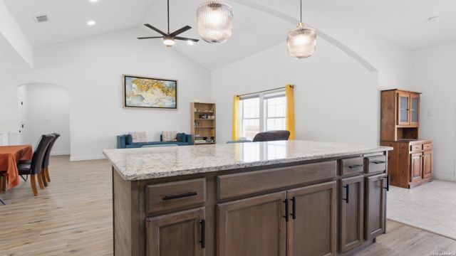 105 Hidden Haven, Floresville, TX 78114