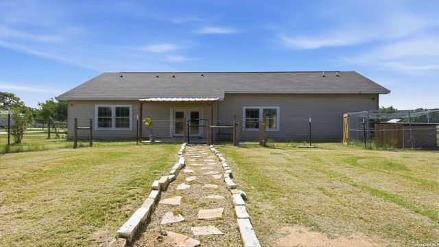 105 Hidden Haven, Floresville, TX 78114