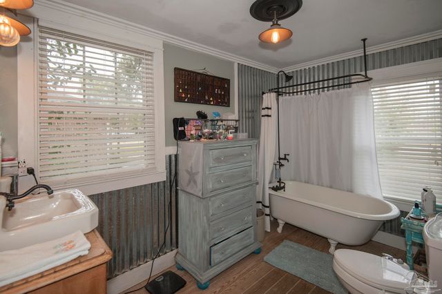 3105 E Lakeview Ave, Pensacola, FL 32503