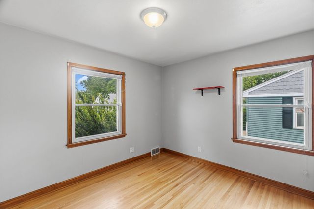 2711 5th Avenue E, North Saint Paul, MN 55109