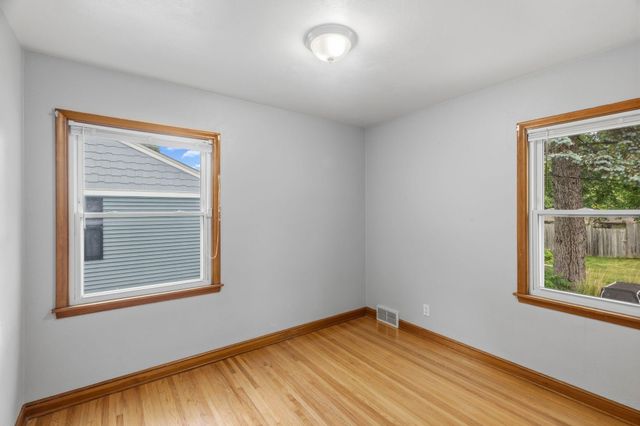 2711 5th Avenue E, North Saint Paul, MN 55109