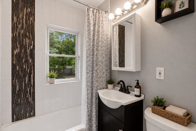 2711 5th Avenue E, North Saint Paul, MN 55109