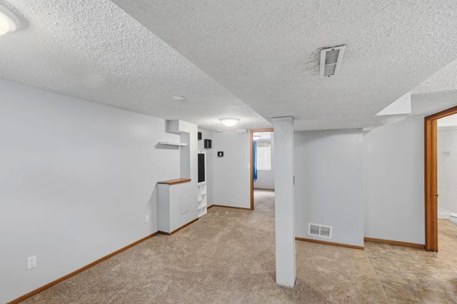 2711 5th Avenue E, North Saint Paul, MN 55109
